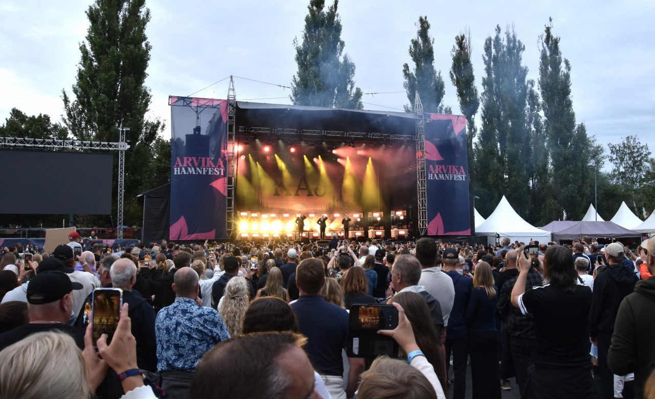 Publik på KAJ på Arvika Hamnfest 2025. Foto: David Fryxelius.