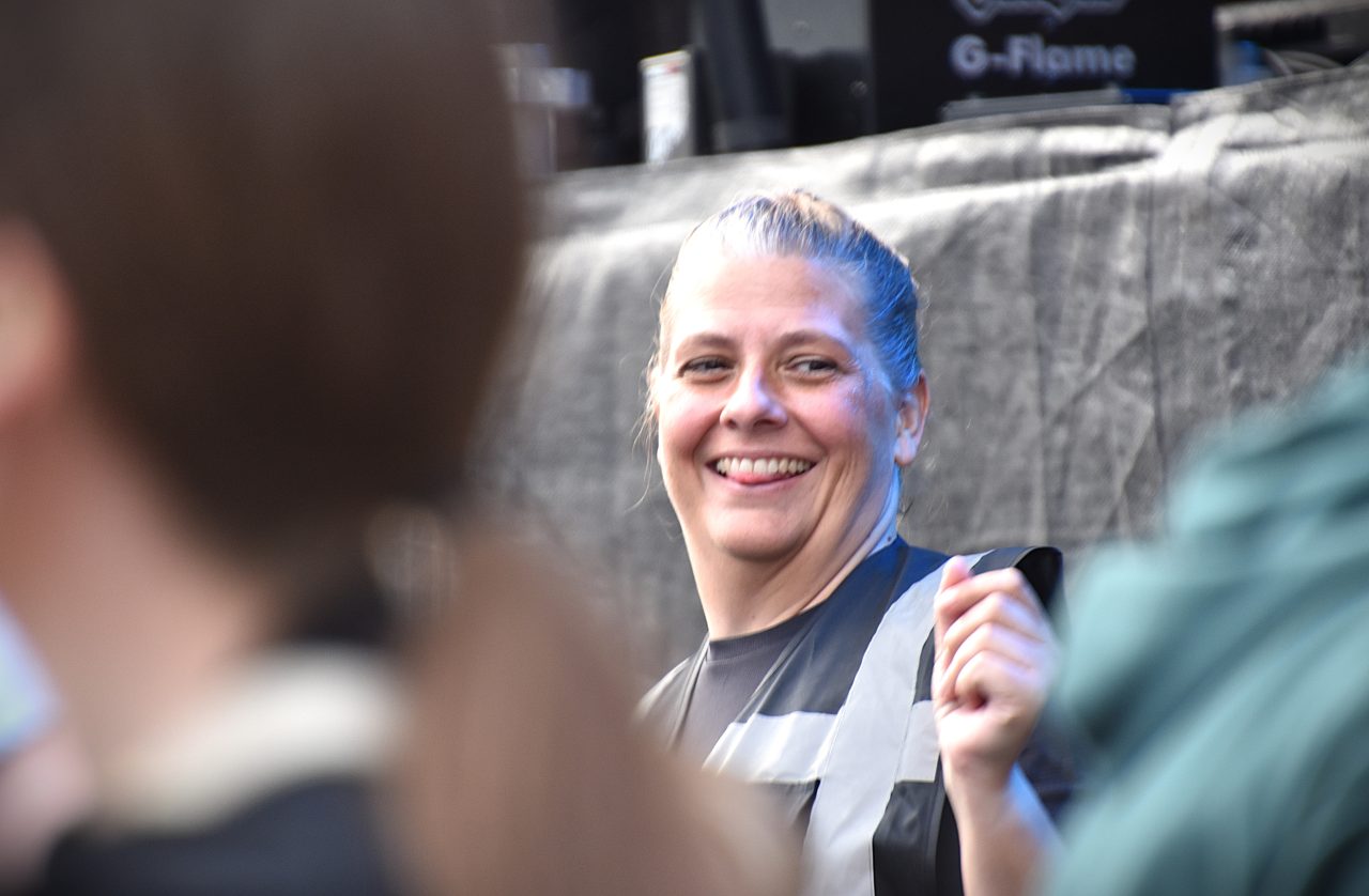 Gladaste (?) scensäkerhetspersonalen på Arvika Hamnfest 2025. Foto: David Fryxelius.