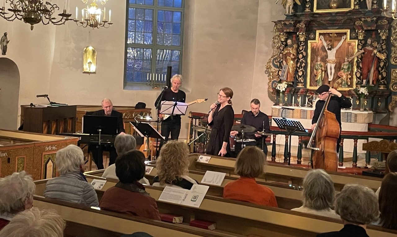Mässa i blueston i Mikaelikyrkan. Foto: David Fryxelius.