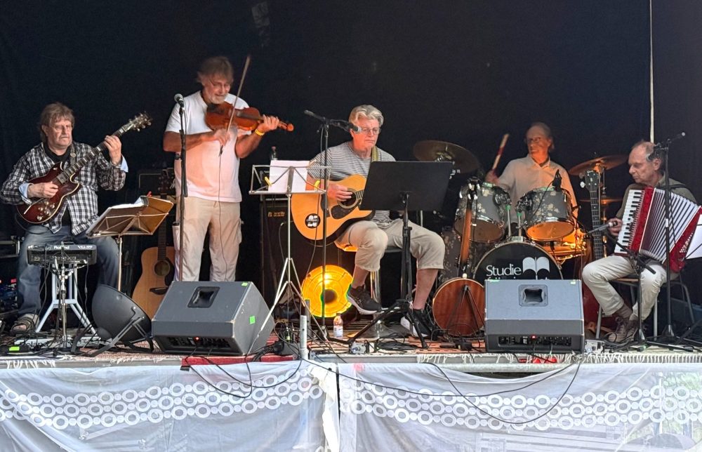 Rödgrön Röra på Viksholmsfestivalen 2026. Foto: David Fryxelius.